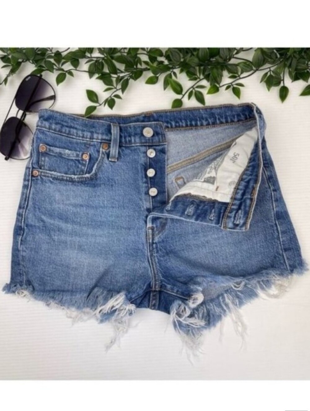 Levi's Women's 501 Original High Rise Cutoff Denim Jean Shorts Size 27 / 4 NWT - Picture 8 of 9